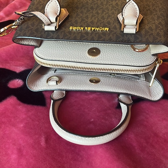 Mk purse 🩷 - Picture 4 of 4